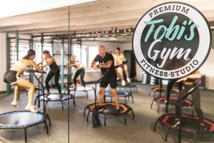 Tobi's Gym Jumping Fitness Mehrere Personen beim Jumping Fitness Kurs bei Tobi's Gym