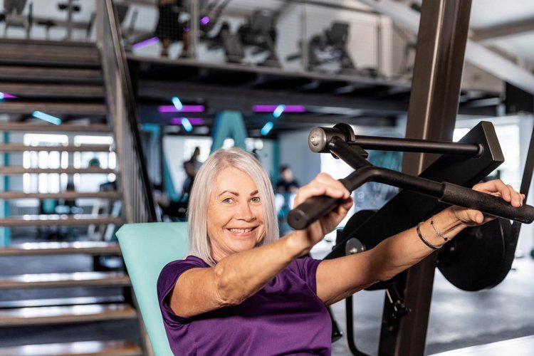 Tobis Gym Training Frau trainiert bei Tobi's Gym am Gerät