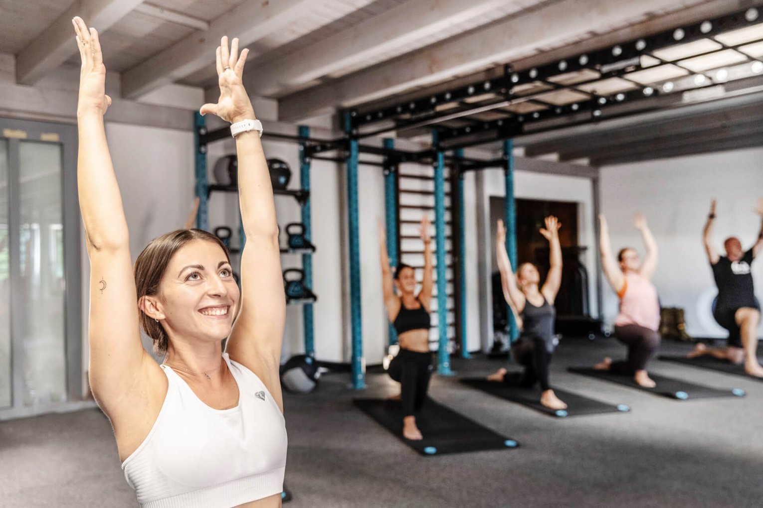 Tobi's Gym Yoga Mehrere Frauen betreiben Yoga in Tobi's Gym