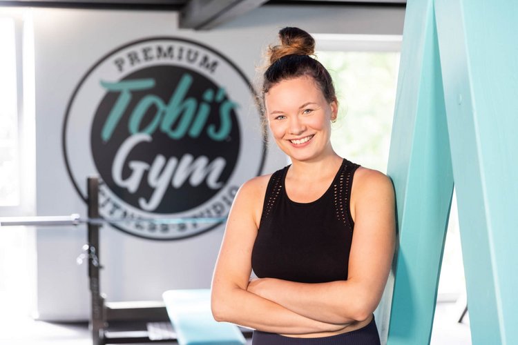 Tobi's Gym Sportlerin Sportlerin lächelt in die Kamera in Tobi's Gym